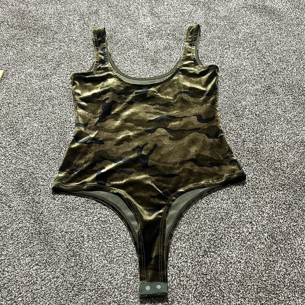 Honey Punch Velvet Camo thong bodysuit green and black Medium scoop neck - Picture 4 of 6